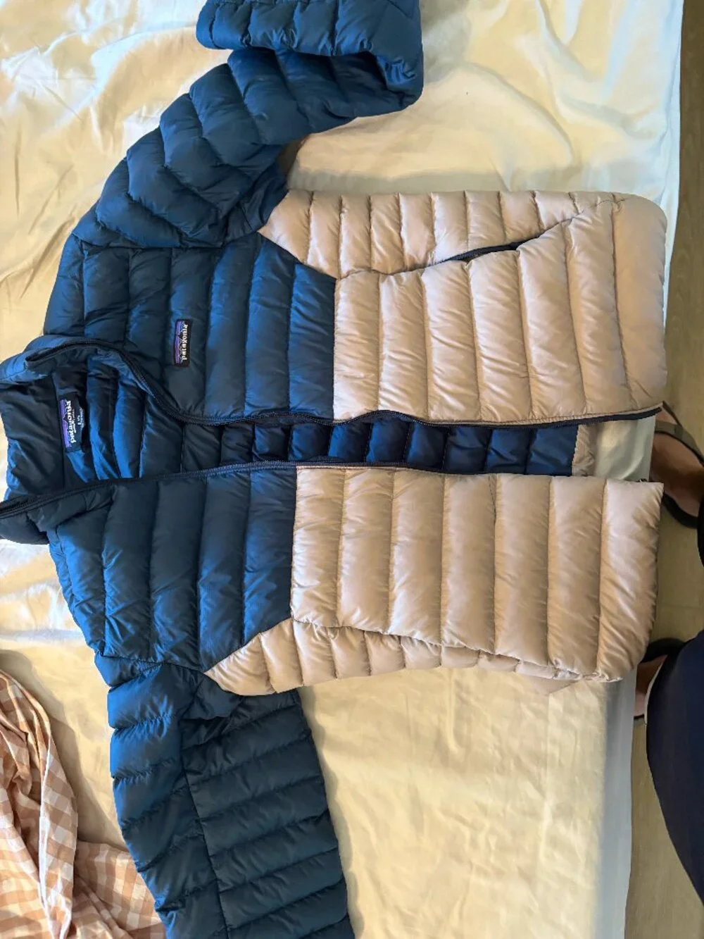 Patagonia Men’s M Two-Tone Down Puffer Jacket Navy & Cream